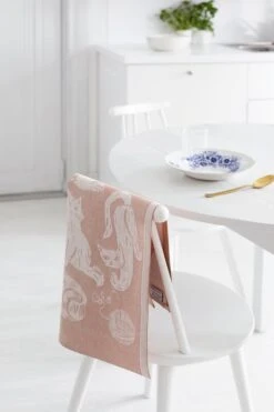 Lapuan Kankurit Kissanpäivät Käsipyyhe, Valkoinen - Kaneli -Stelton Myynti lapuankankurit kissanpaivat towel white cinnamon 2