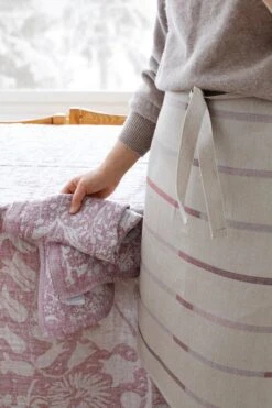 Lapuan Kankurit Villiyrtit Käsipyyhe, Pellava - Bordeaux -Stelton Myynti lapuankankurit linnea apron and villiyrtit tablecloth and towel linen bordeaux