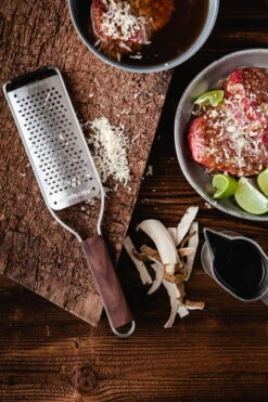 Microplane Master Series Coarse Raastin -Stelton Myynti mp Master Series Coarse Blade horseradish marinade BBQ beef