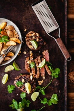 Microplane Master Series Coarse Raastin -Stelton Myynti mp Master Series Coarse Blade horseradish marinade BBQ beef 28529